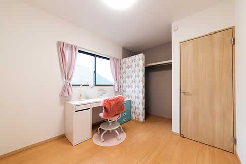 ピンクの壁紙の子供部屋